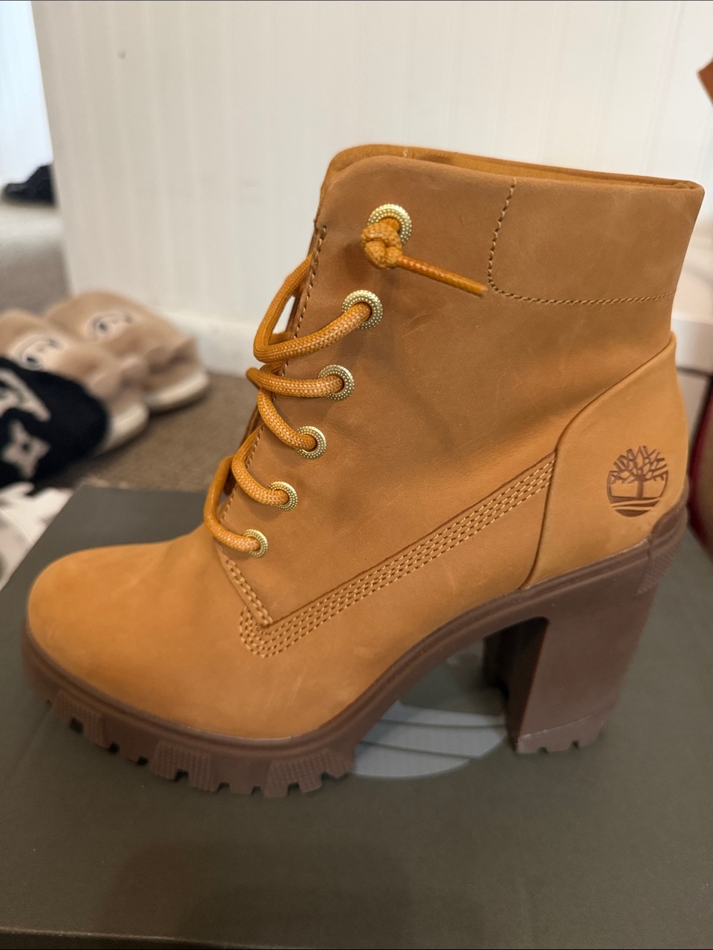 Timberland Women's Tan Nubuck Lace-Up Chunky Heel Boot